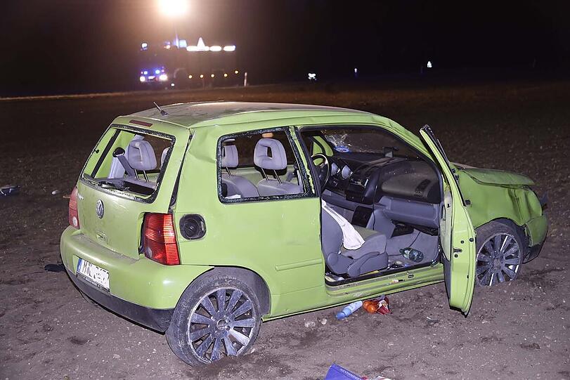Zerdeppert: Der VW Lupo bleibt nach dem Unfall in einem Acker bei Oberhaching stehen.
