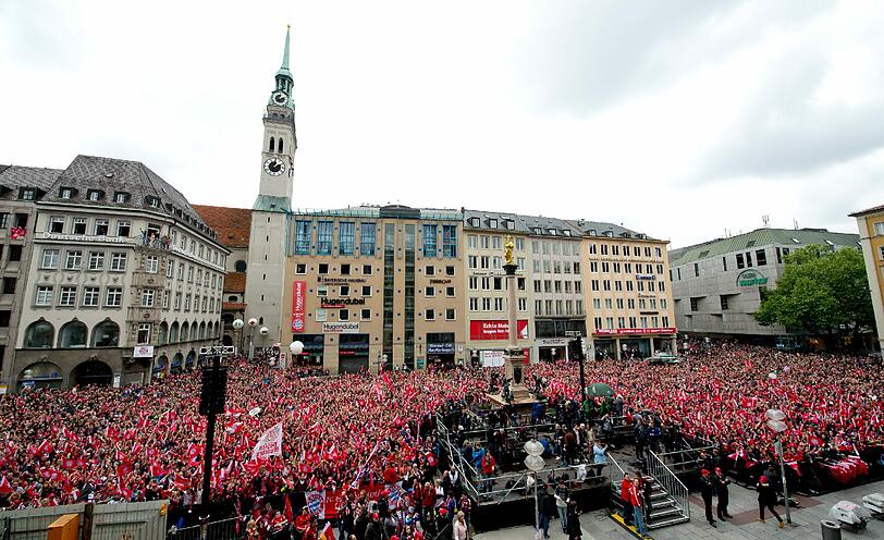Der FC Bayern feierte am Pfingstsonntag die doppelte Meisterschaft. Die Bilder vom Rathausbalkon am Marienplatz.