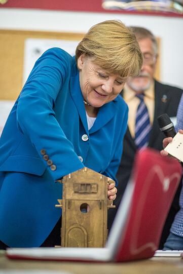Angela Merkel bei ihrem Besuch der Technischen Universität in Garching. Hier die Bilder.