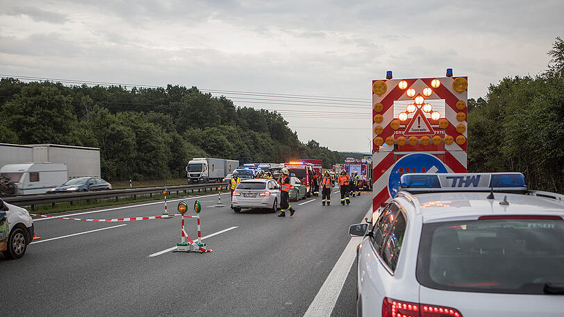Die A9 ist ein einziges Schlachtfeld: Unzählige Bierdosen liegen nach dem Unfall auf der Fahrbahn verteilt. Beide Lkw-Fahrer kamen mit schwersten Verletzungen ins Krankenhaus.