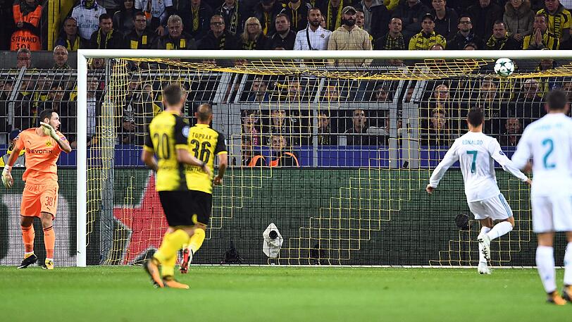 Dortmunds Torwart Roman Bürki schaut dem Ball zum 0:1 hinterher.