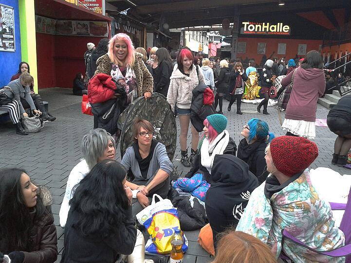 Freitagmittag vor der Tonhalle: Warten auf die Japan-Rocker.
