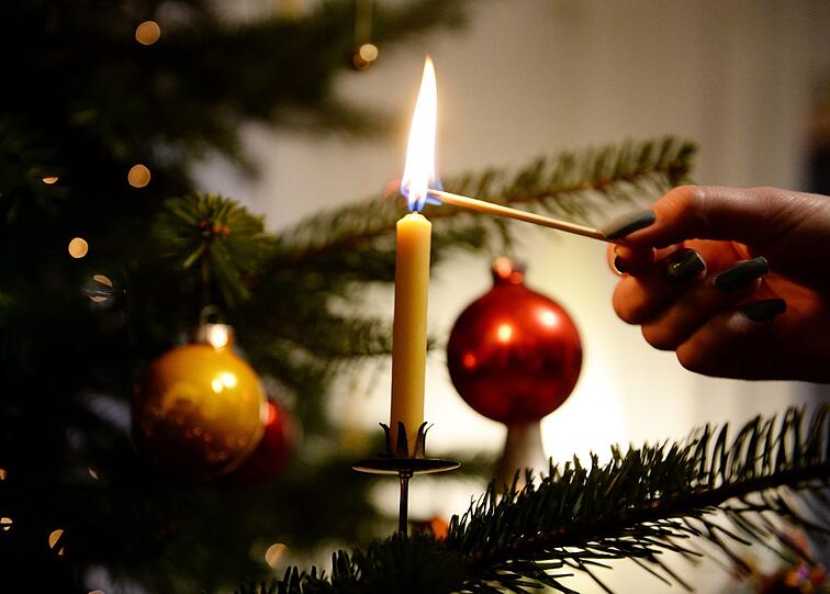 Die Familie wollte die Kerzen am Christbaum ein letztes Mal anzünden. (Symbolbild)