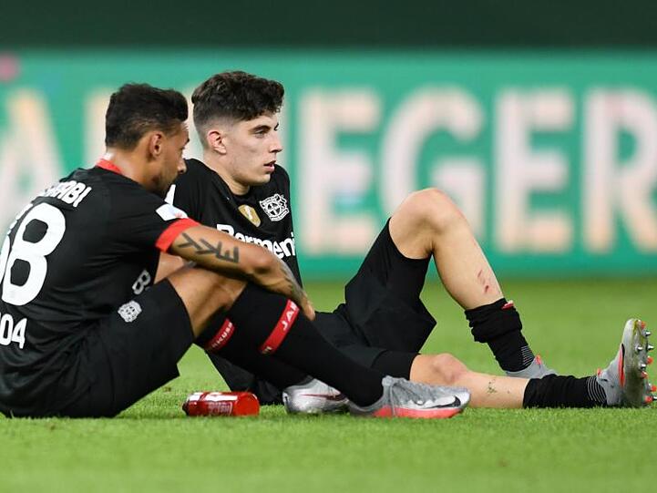 Die Leverkusener Kai Havertz (r) und Karim Bellarabi waren nach dem verlorenen Pokal-Finale frustriert.