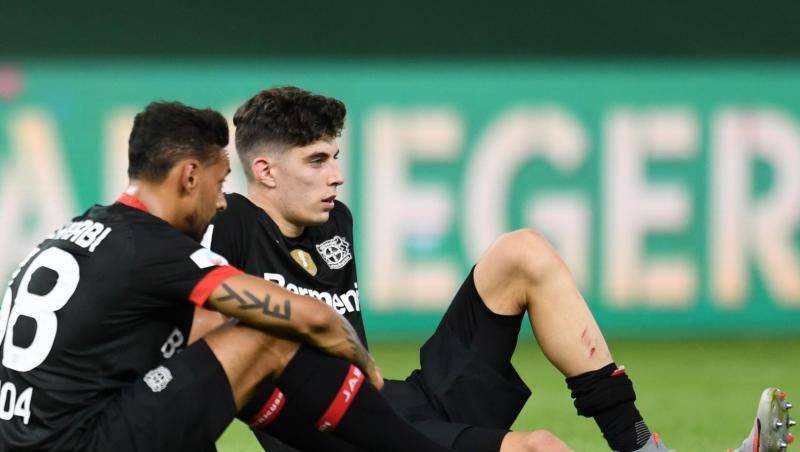 Die Leverkusener Kai Havertz (r) und Karim Bellarabi waren nach dem verlorenen Pokal-Finale frustriert. Die Leverkusener Kai Havertz (r) und Karim Bellarabi waren nach dem verlorenen Pokal-Finale frustriert.