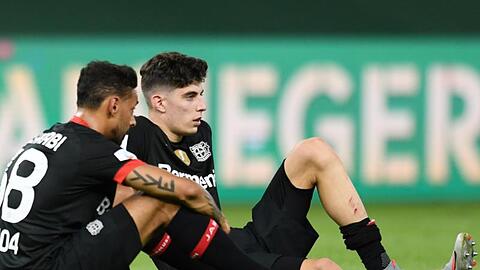 Die Leverkusener Kai Havertz (r) und Karim Bellarabi waren nach dem verlorenen Pokal-Finale frustriert.