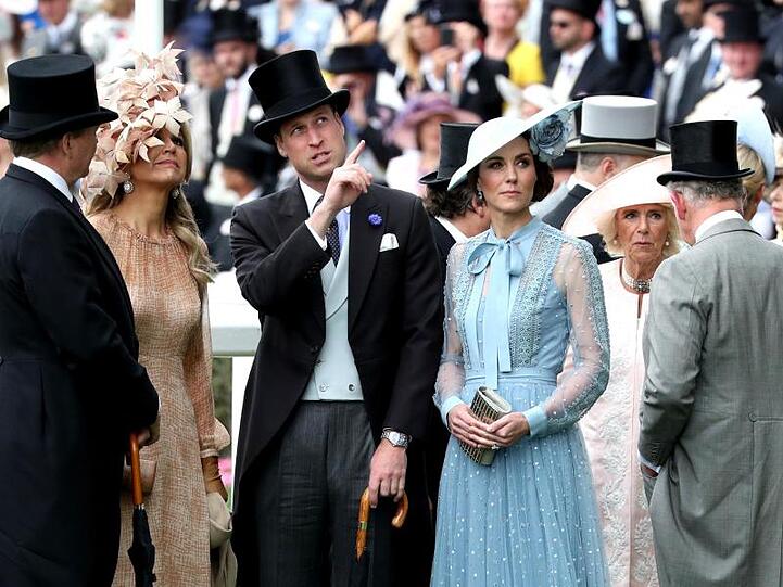 König Willem-Alexander (l-r), Königin Maxima der Niederlande, der britische Prinz William, dessen Frau Kate,, Camilla und Prinz Charles beim Pferderennen Royal Ascot.