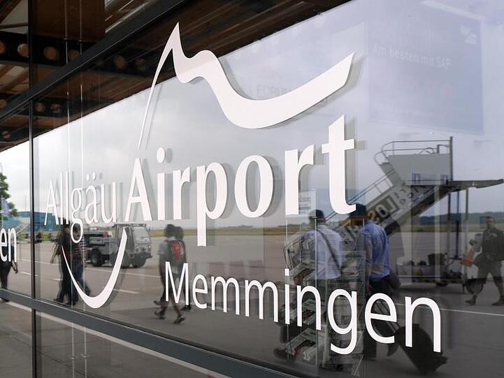 Logo und Schriftzug des Allgäu Airport am Terminal des Flughafens. Foto: Andreas Gebert/dpa/Archivbild