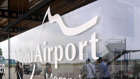 Logo und Schriftzug des Allgäu Airport am Terminal des Flughafens. Foto: Andreas Gebert/dpa/Archivbild