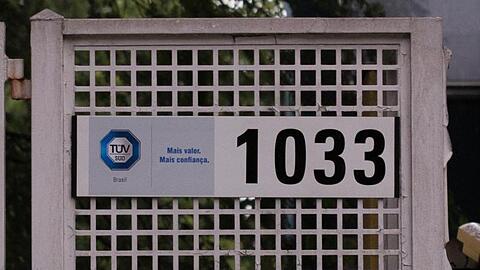 Das Logo der brasilianischen Tochter des TÜV Süd hängt am Eingang des Firmensitzes. Beim Dammbruch waren am 25. Januar 2019 270 Menschen ums Leben gekommen.