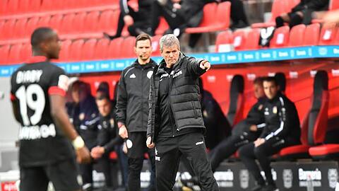 Unter Trainer Friedhelm Funkel (M.) hat der 1. FC Köln von fünf Spielen nur zwei verloren.