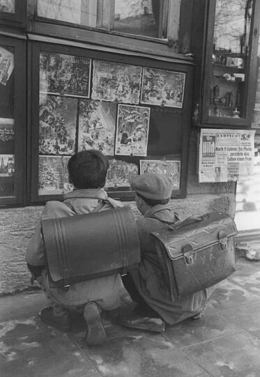 Weihnachts-Schaufenster schauen 1956.