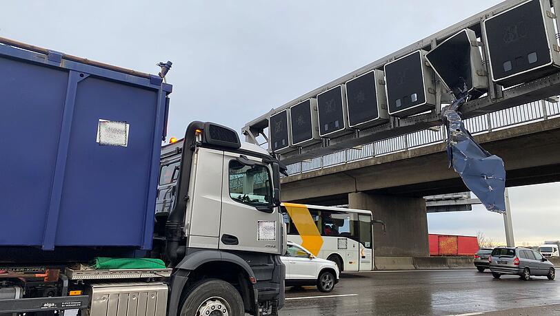 Der 50-jährige Münchner am Steuer des Lastwagens blieb unverletzt. Der 50-jährige Münchner am Steuer des Lastwagens blieb unverletzt.