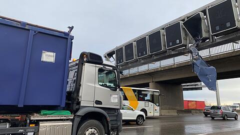 Der 50-jährige Münchner am Steuer des Lastwagens blieb unverletzt.