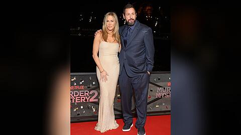 Jennifer Aniston und Adam Sandler bei ihrem "Murder Mystery 2"-Auftritt in Paris.