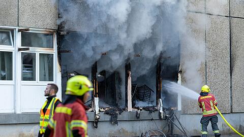 Die Feuerwehr beim Einsatz gegen die Flammen in der Flüchtlingsunterkunft in Apolda.