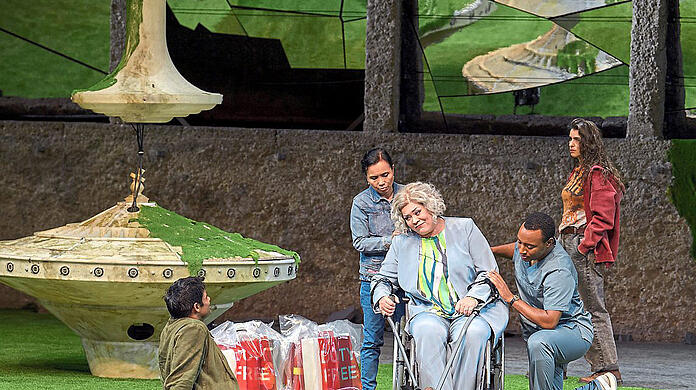 Sean Panikkar (Alexej Iwanowitsch, Hauslehrer der Kinder des Generals), Violeta Urmana (Antonida Wassiljewna Tarassewitschewa, genannt Babulenka), Joseph Parrish (Potapytsch, Babulenkas Haushofmeister), Asmik Grigorian (Polina, Stieftochter des Generals).