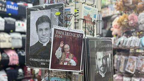 Rund um den Petersdom werden Kalender von Papst Leo XIV. sowie echten und falschen Priestern verkauft.