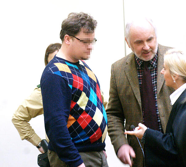 Im April 2010 hatte der Angeklagte einen Job beim Messe- und
Kongress-Service (MKS) gefunden, der ihn während der Bauma als Spüler
an eine Catering-Firma auslieh.