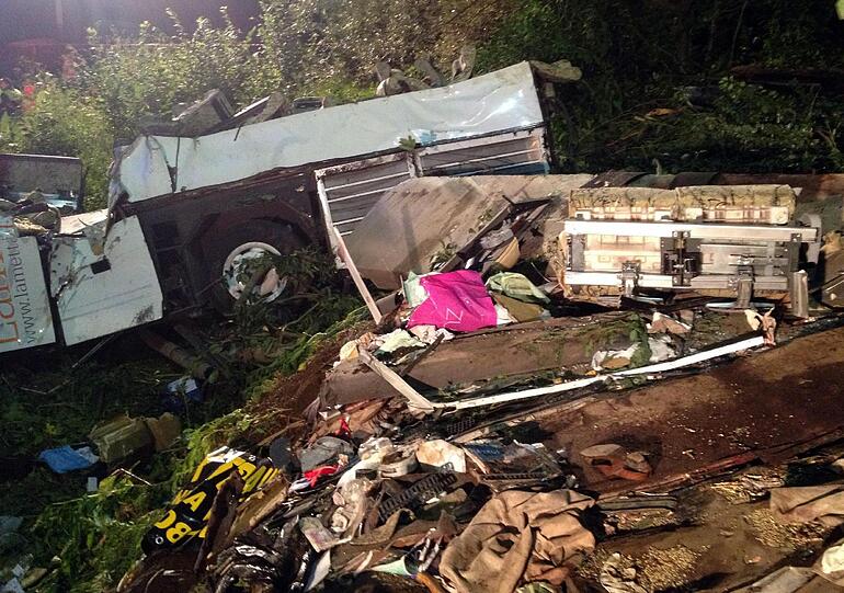 Auf dem Rückweg von einem Ausflug stürzt im Süden Italiens ein Reisebus von einer Autobahnbrücke rund 30 Meter in die Tiefe. 36 Menschen sterben, 11 weitere werden schwer verletzt.