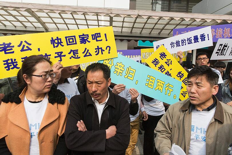 Tumultartige Szenen vor der malaysischen Botschaft in Peking. Die Angehörigen der Opfer von Flug MH370 demonstrieren für eine schnell Aufklärung der Unglücksumstände.
