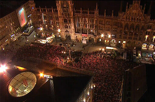 Es ist angerichtet: Die Bayern-Stars sind schon am Marienplatz, gleich werden sie auf dem Balkon oben sein.
