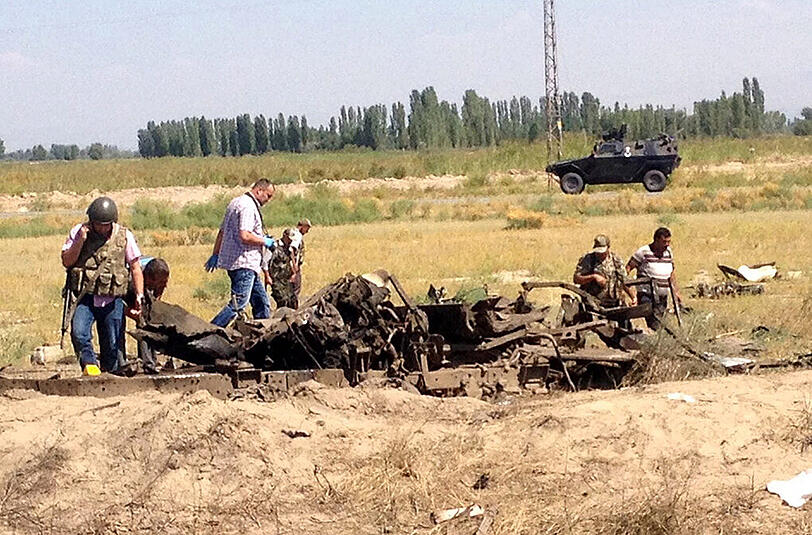 Türkische Soldaten am Ort des Bombenanschlags. Dieses Polizeifahrzeug wurde komplett zerstört. Insgesamt kamen 16 Menschen ums Leben.