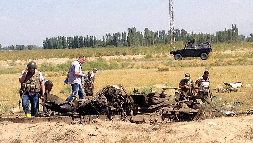 Türkische Soldaten am Ort des Bombenanschlags. Dieses Polizeifahrzeug wurde komplett zerstört. Insgesamt kamen 16 Menschen ums Leben. Türkische Soldaten am Ort des Bombenanschlags. Dieses Polizeifahrzeug wurde komplett zerstört. Insgesamt kamen 16 Menschen ums Leben.