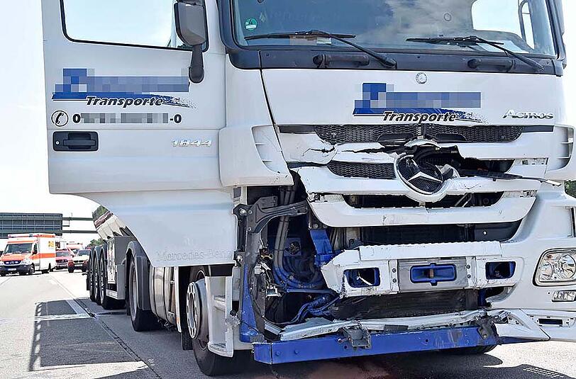 Bilder vom tödlichen Verkehrsunfall auf der A99 bei Unterföhring. Ein Lkw ist in ein Stauende gefahren, der Volvo wurde durch den Aufprall vollkommen zerstört. Eine Frau starb noch an der Unfallstelle.