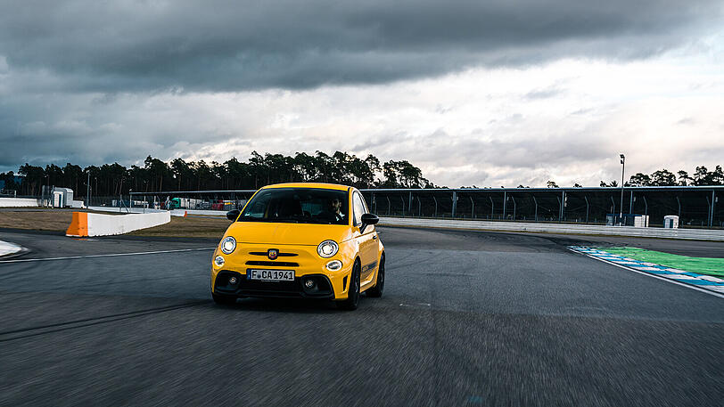 Kleine gelbe Rennsemmel: Der Abarth 595 Competizione ist ein Knirps, der mächtig auf Krawall gebürstet ist. Toller Sound, aber unsägliche Sitzposition.