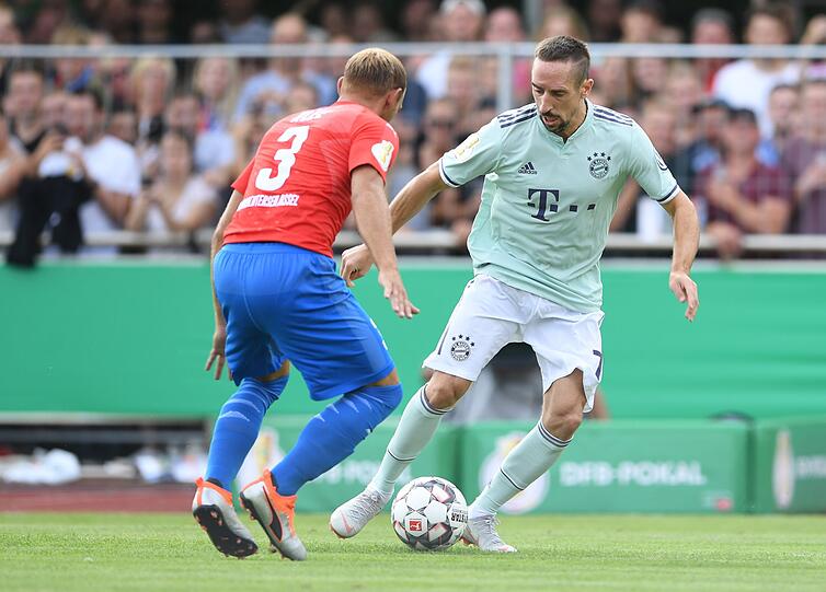 Der FC Bayern müht sich zu einem 1:0 Sieg gegen den Provinzclub SV Drochtersen.