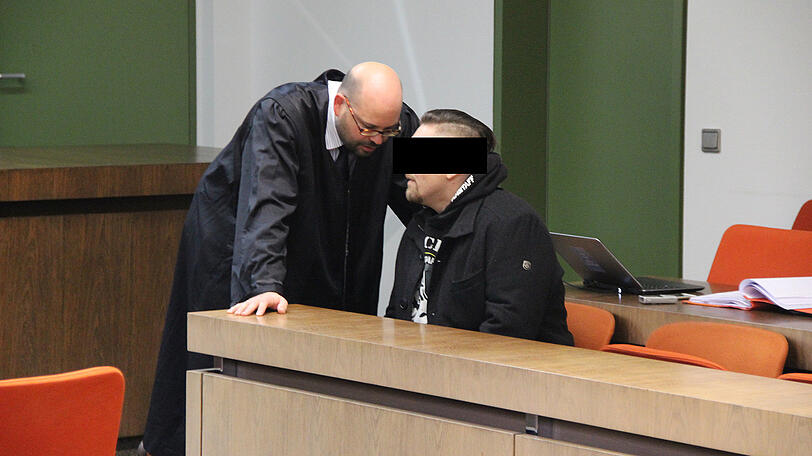 Der Angeklagte im Gespräch mit Anwalt Nico Werning.