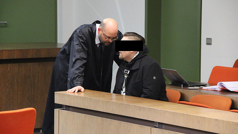 Der Angeklagte im Gespräch mit Anwalt Nico Werning. Der Angeklagte im Gespräch mit Anwalt Nico Werning.