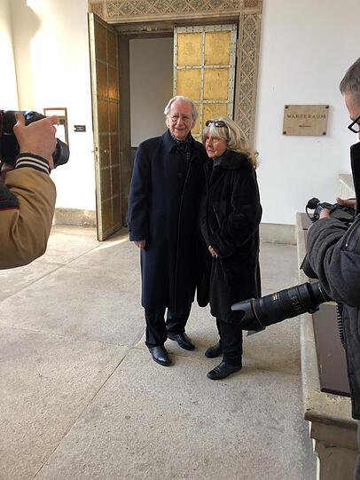 Schauspieler Wilfried Klaus und Ehefrau Wera sind auch zur Trauerfeier gekommen.