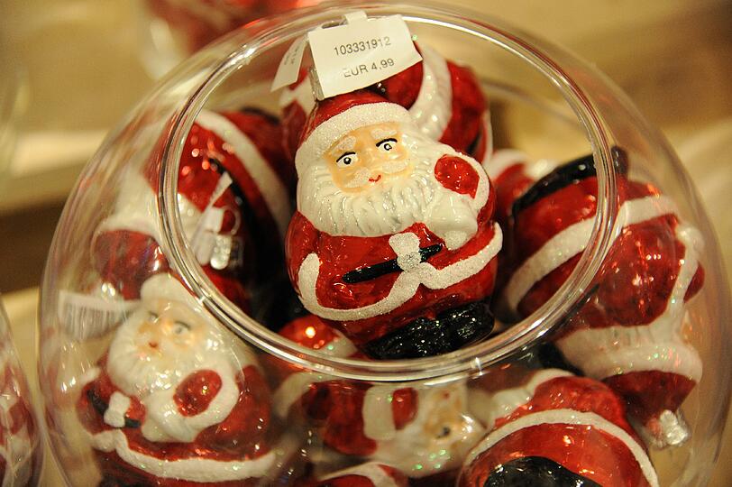 Zum Greifen nah: Weihnachtsmänner in einer Glaskugel &ndash; ein Bild aus einem Laden in der Altstadt.