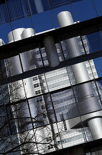 Die HypoVereinsbank spiegelt sich in den Fenstern der Münchner Bank.