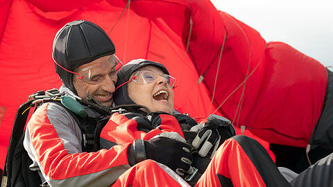 Die Bremer Hauptkommissare Inga Lürsen (Sabine Postel) und Stedefreund (Oliver Mommsen) haben Spaß beim Tandem-Fallschirmsprung.