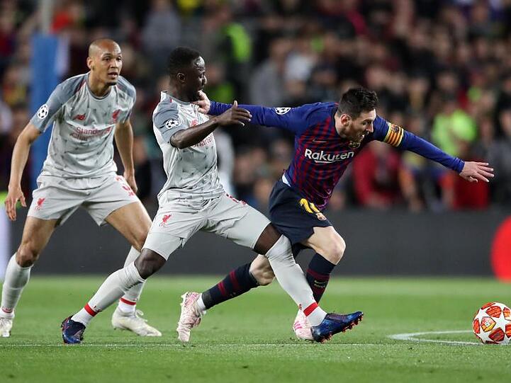 Lionel Messi (r) kämpft mit dem Ex-Leipziger Naby Keita um den Ball.