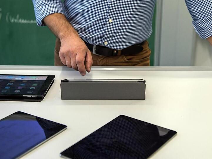 Ein Lehrer bedient in einem Klassenzimmer in einer Schule einen Tabletcomputer. Foto: Wolfram Kastl/dpa/Archivbild