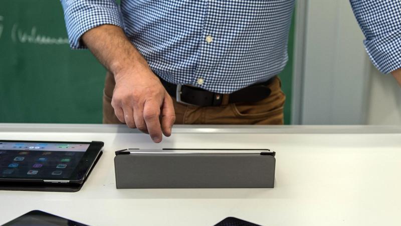 Ein Lehrer bedient in einem Klassenzimmer in einer Schule einen Tabletcomputer. Foto: Wolfram Kastl/dpa/Archivbild Ein Lehrer bedient in einem Klassenzimmer in einer Schule einen Tabletcomputer. Foto: Wolfram Kastl/dpa/Archivbild