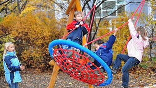 Spielende Kinder sind bei der Stadt München erwünscht . Spielende Kinder sind bei der Stadt München erwünscht .