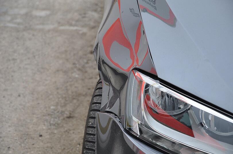 Die Bilder vom tragischen Unfall im Landkreis Mühldorf. Das 7-jährige Mädchen wurde von dem VW angefahren. Ein Rettungshubschrauber brachte die Schülerin ins Krankenhaus.