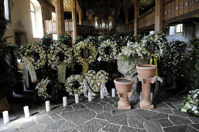 Blumengebinde in der Mauritiuskirche.