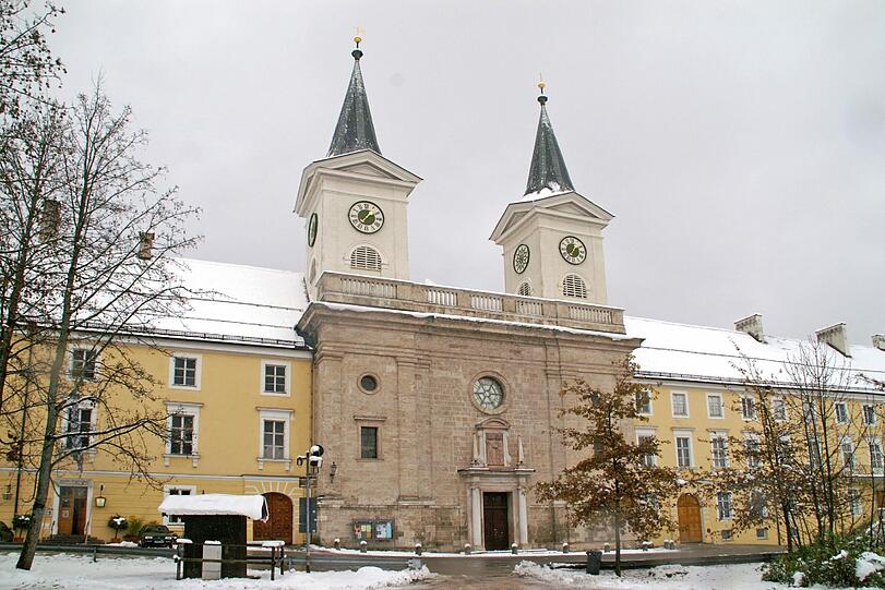 Das altehrwürdige Gymnasium Tegernsee, ohne genügend Nachwuchs drohen der Schule eisige Zeiten.