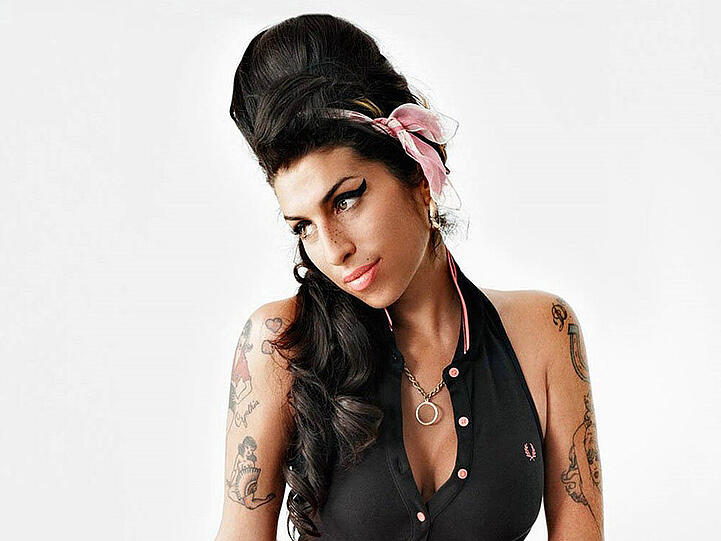 Amy Winehouse im Jahr 2010 mit ihrer berühmten Bienenkorb-Frisur