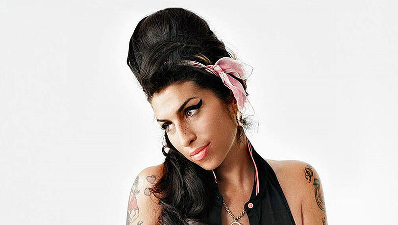 Amy Winehouse im Jahr 2010 mit ihrer berühmten Bienenkorb-Frisur Amy Winehouse im Jahr 2010 mit ihrer berühmten Bienenkorb-Frisur
