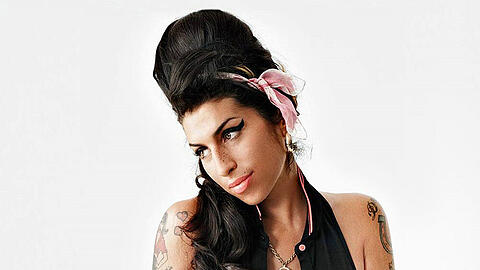 Amy Winehouse im Jahr 2010 mit ihrer berühmten Bienenkorb-Frisur