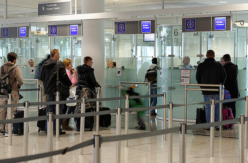 Bei der Passkontrolle am Münchner Flughafen flog der Betrug auf. (Archivbild)