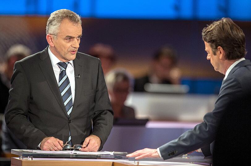 Jürgen Hage von der Kripo Diepholz im Gespräch mit ZDF-Moderator Rudi Cerne