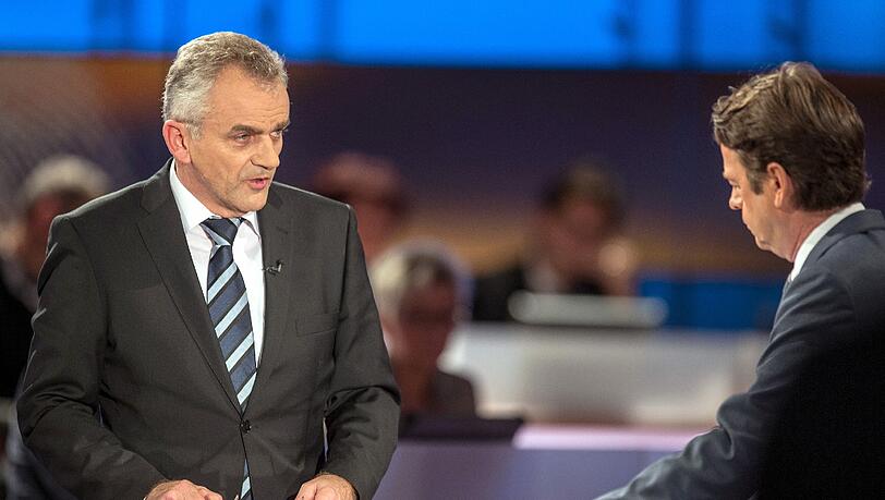 Jürgen Hage von der Kripo Diepholz im Gespräch mit ZDF-Moderator Rudi Cerne Jürgen Hage von der Kripo Diepholz im Gespräch mit ZDF-Moderator Rudi Cerne